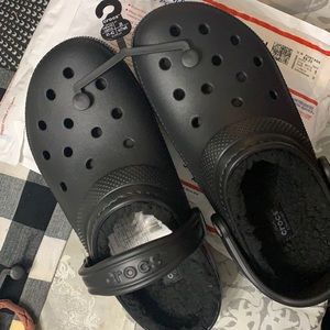 Brand new black crocs in size 8 men’s and woman’s 10. Tags still attached,lined